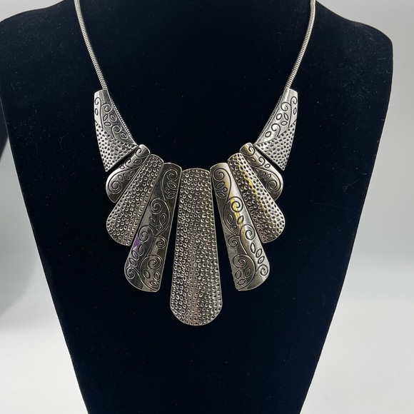 Antique-style silver fan necklace with intricate details - Picture 3 of 4